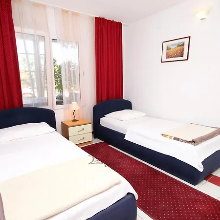 Family Friendly Seaside Petrcane, Zadar - 3270 アパート *