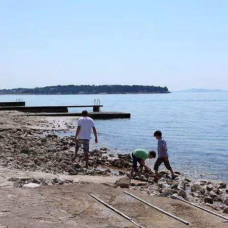 アパート Family Friendly Seaside Petrcane, Zadar - 3270 ペトルチャネ